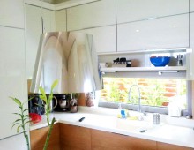 Κουζίνα δρυς με λευκό γυαλί