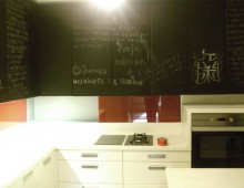 Μοντέρνα κουζίνα με λάκα και μαυροπίνακα